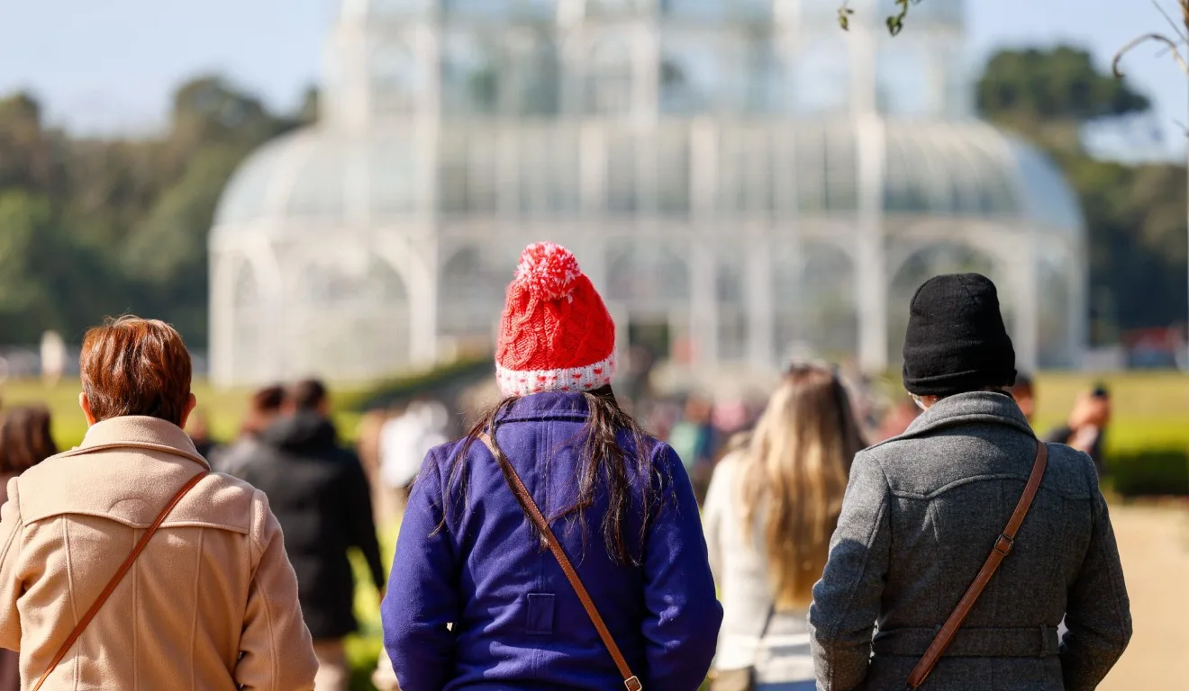 pessoas em frente ao jardim botanico com touca