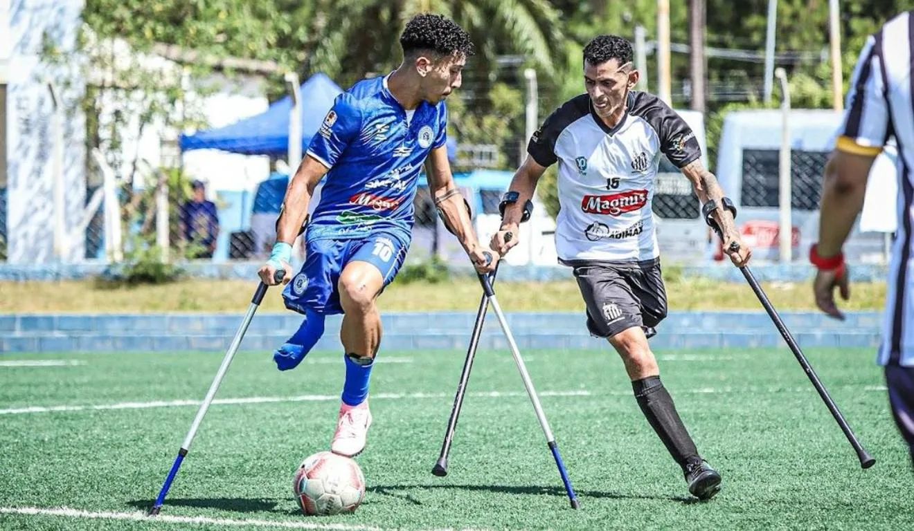 amputados disputam uma partida de futebol