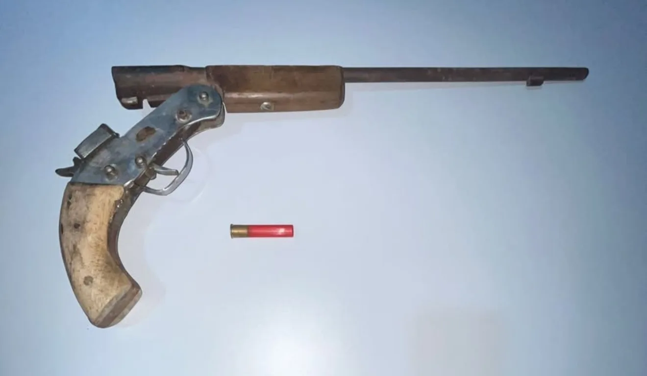 garrucha caseira que foi furtada do carro de um homem que morreu após ser esfaqueado e agredido a tijoladas em Rebouças, nos Campos Gerais