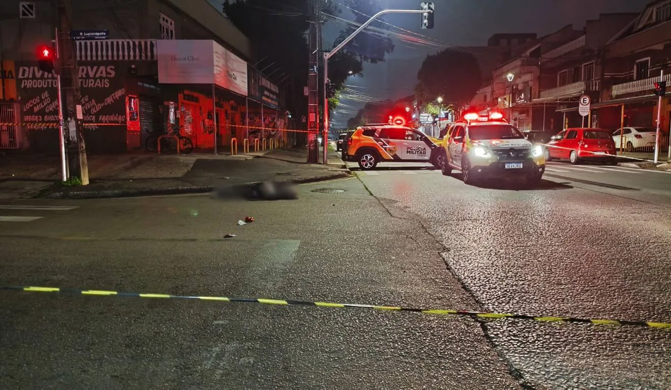 jovem é assassinado com 12 tiros em frente a uma tabacaria no Sítio Cercado