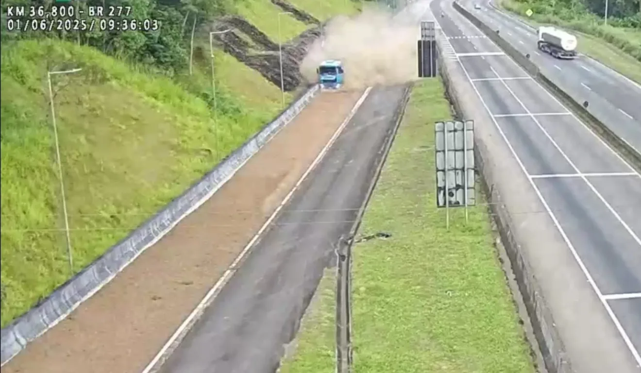 caminhão acessa a área de escape da BR-277, em Morretes