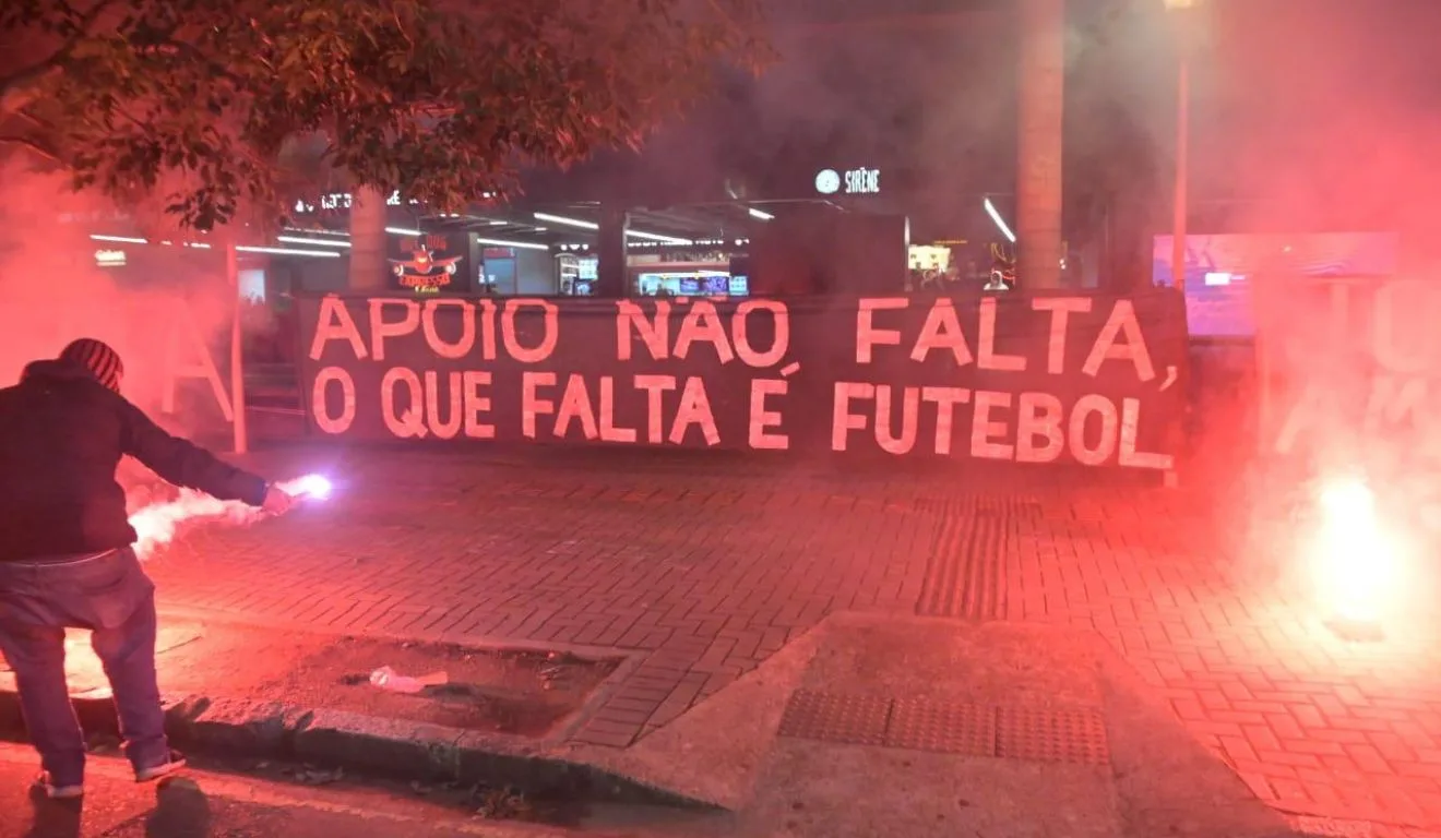 Torcida do Athletico protestou em frente ao estádio.