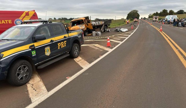 Imagem mostra local do acidente entre um caminhão carregado com barris de chope; frente do caminhão ficou destruída