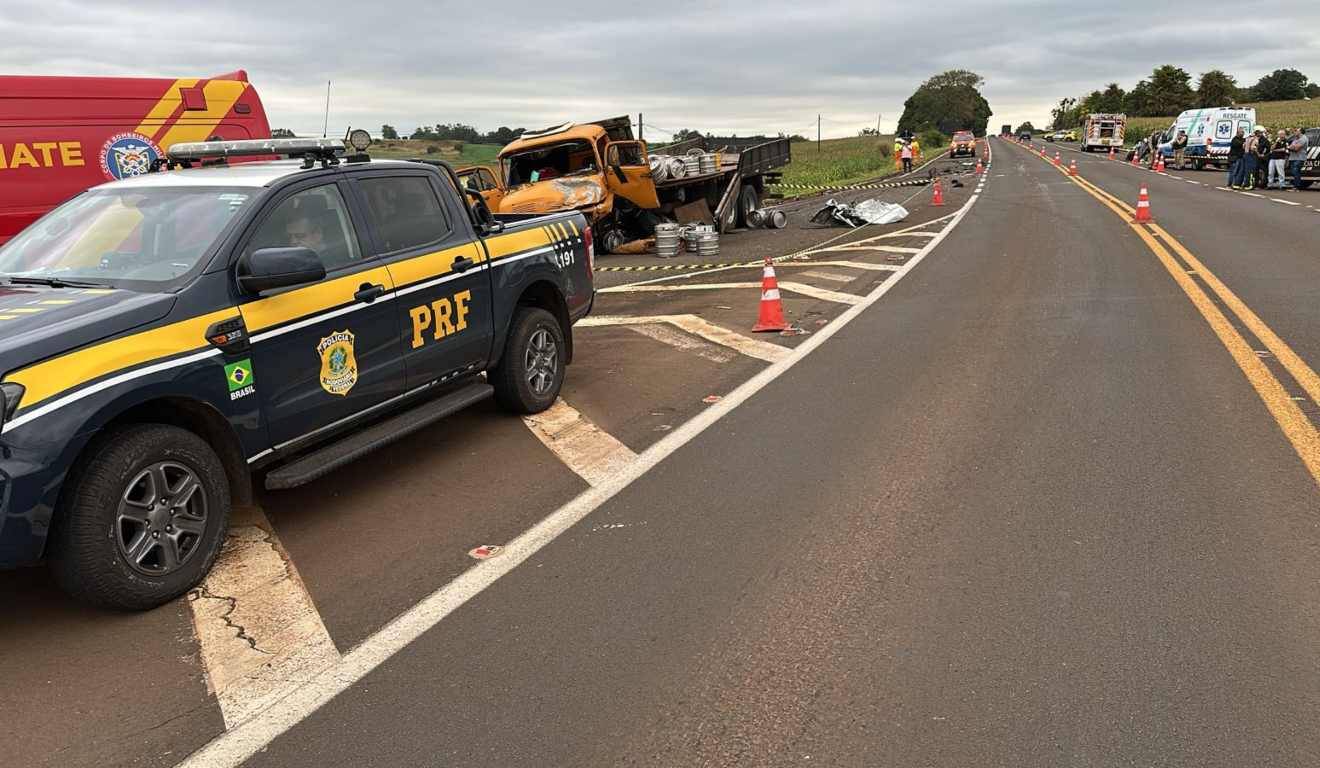 Imagem mostra local do acidente entre um caminhão carregado com barris de chope; frente do caminhão ficou destruída