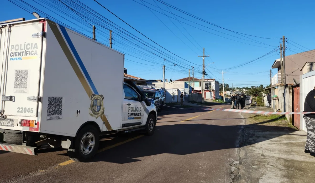 Polícia Científica foi acionada no local onde a mulher foi assassinada a tiros pelo marido