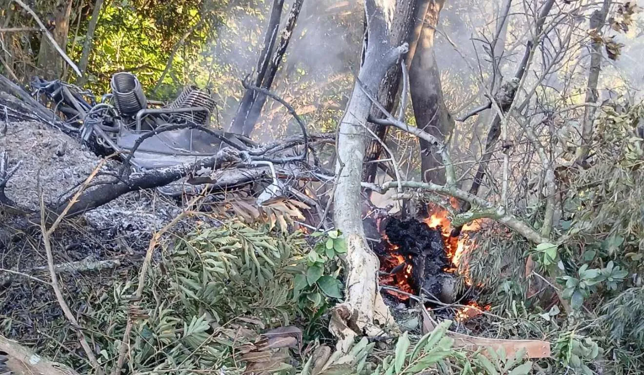 restos dos equipamentos e do cesto do balão que caiu após pegar fogo em Praia Grande, Santa Catarina, causando a morte de oito pessoas