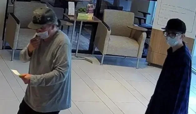 Pai e filho assaltando banco juntos