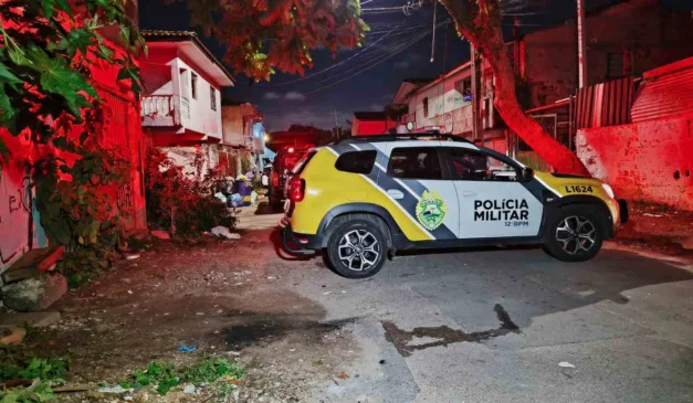 Polícia Militar isolou o local após a morte do jovem na Vila Torres, em Curitiba