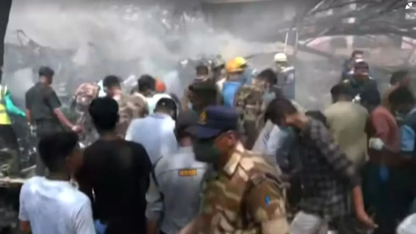 Avião cai na Índia