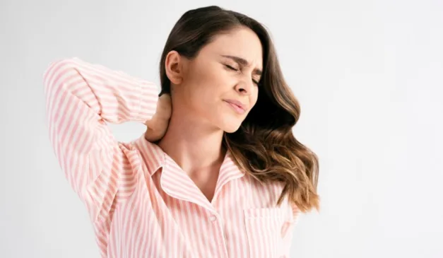 Mulher com dor muscular.