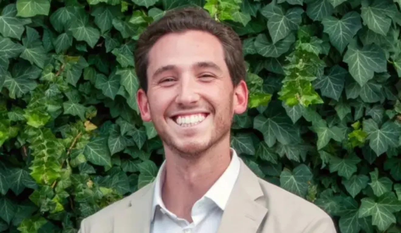 O morador do Colorado Jake Rosencranz, 29, estava molhando os pés no oceano na sexta-feira por volta das 12h30