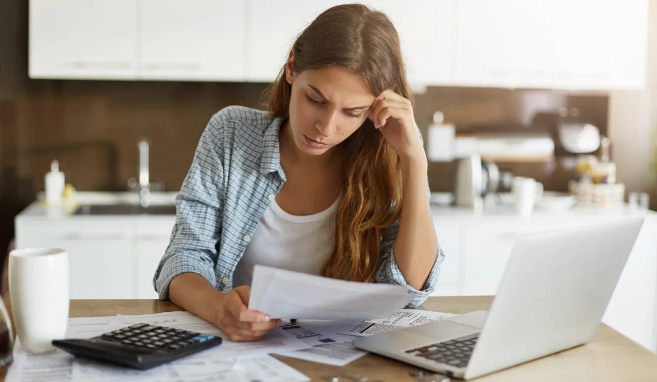 Mulher fazendo contas