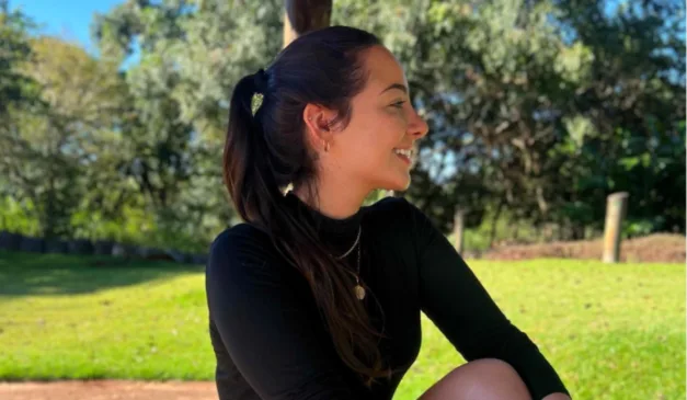 Jovem sorrindo em foto