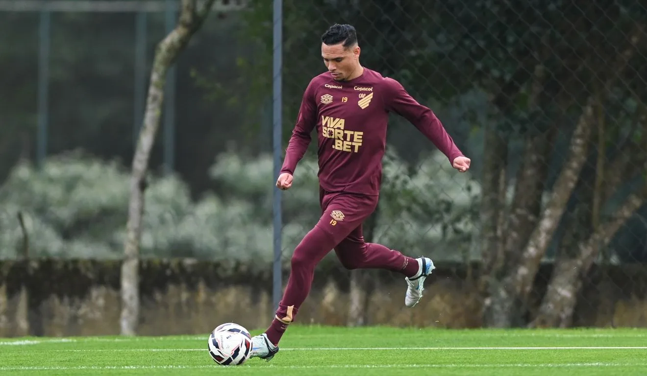 Luiz Fernando no último treino do Athletico antes da viagem para Florianópolis.