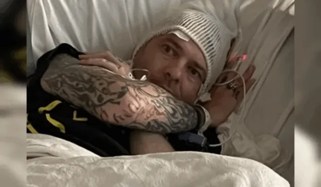 Imagem de Anthony no hospital.