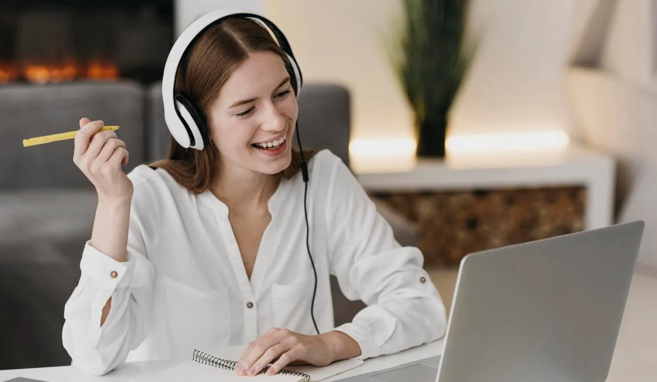 Mulher fazendo curso de fone