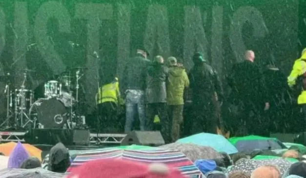 baterista tendo ataque cardíaco no palco