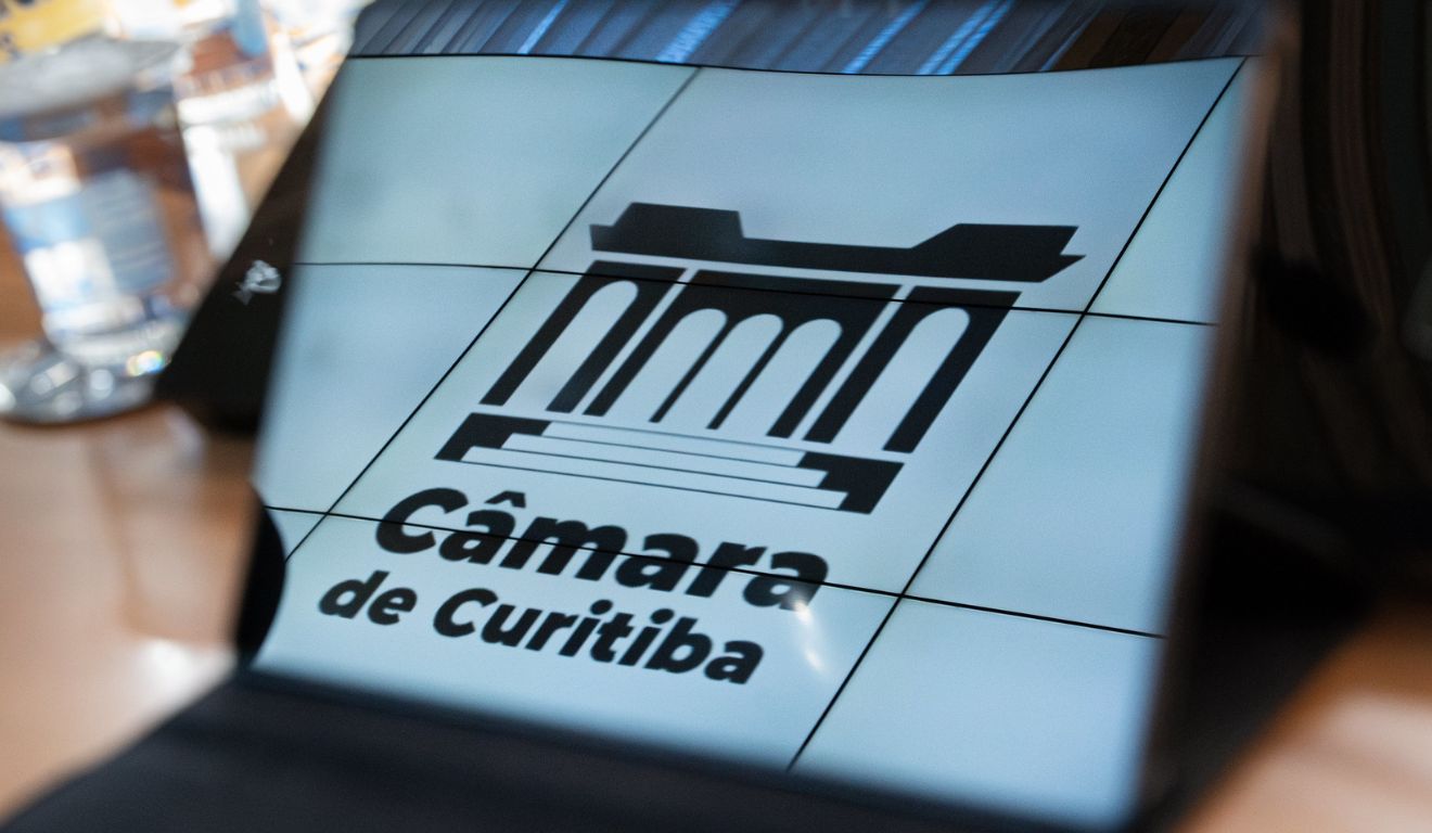 Painel com a logo da Câmara de Curitiba