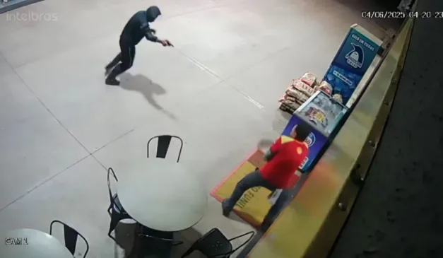 Homem atira no peito de atendente em assalto