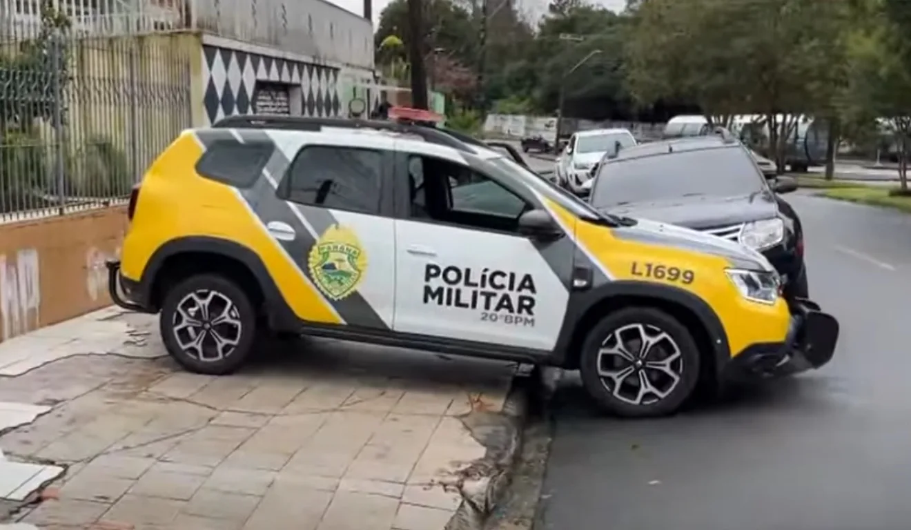 Carro da Polícia Militar em frente à casa do idoso