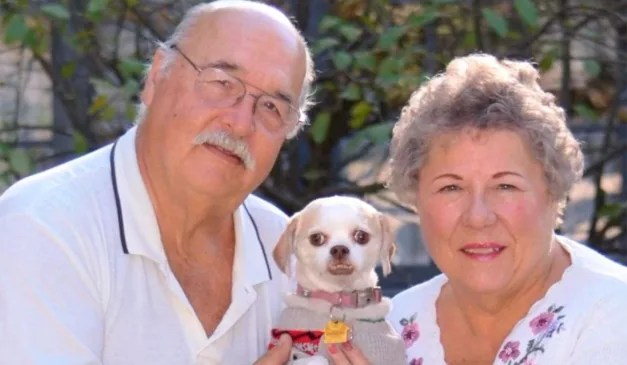 Casal de idosos que foi assassinado com o cachorro no colo, que também foi morto