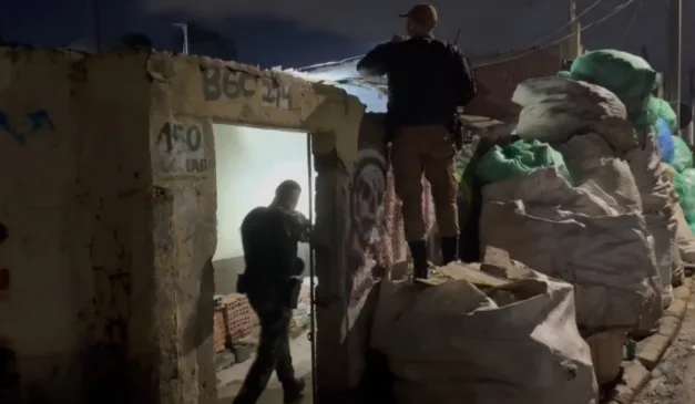 polícia entrandodentro de uma casa