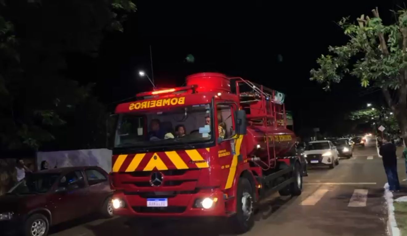 Caminhão dos Bombeiros transporta o corpo do estudante morto em intercâmbio no Canadá