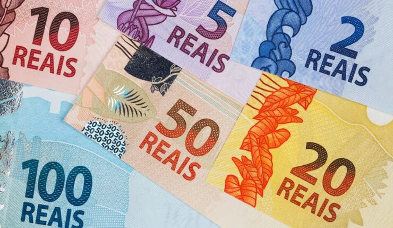 notas de dinheiro perfiladas