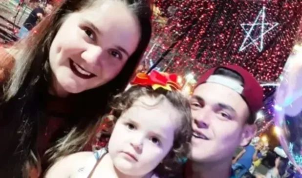 Mãe filha e pai sorridno para a foto