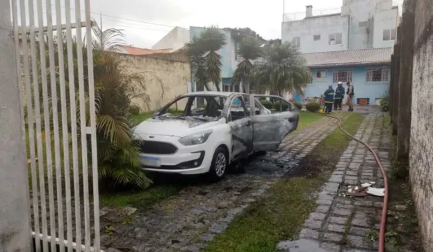 Carro e casa incendiada