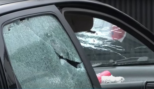 Carro da família baleada em atentado após buscar homem em cadeia