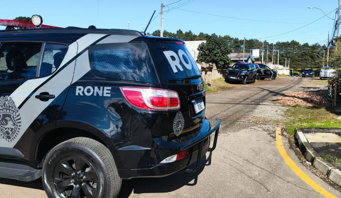 Viaturas da Rone em frente à casa onde o homem conhecido como 'Matador da VIla Torres" e sua mulher morreram em confronto com os policiais em Piraquara