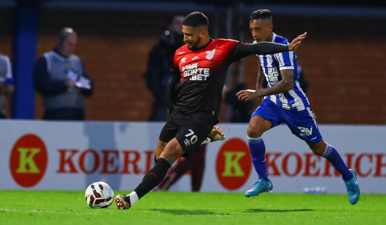 Momento do gol do meio de campo de Renan Peixoto que deu vitória do Athletico sobre o Avaí.