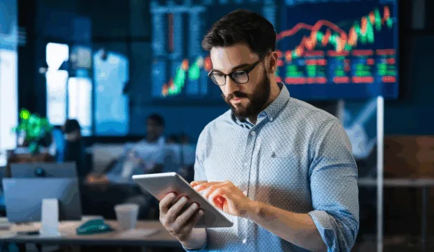 Imagem de um homem mexendo em um tablet.