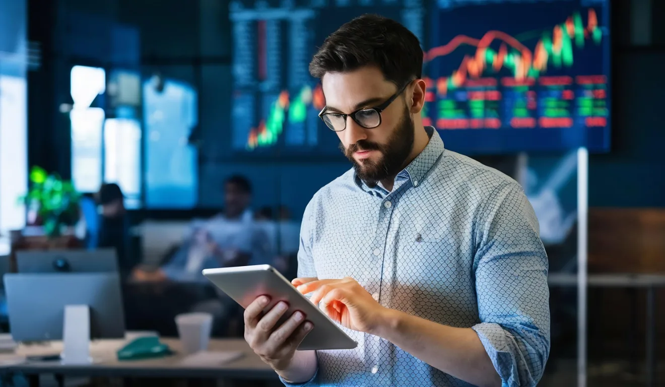 Imagem de um homem mexendo em um tablet.