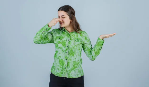 Pessoa sentindo mau cheiro.