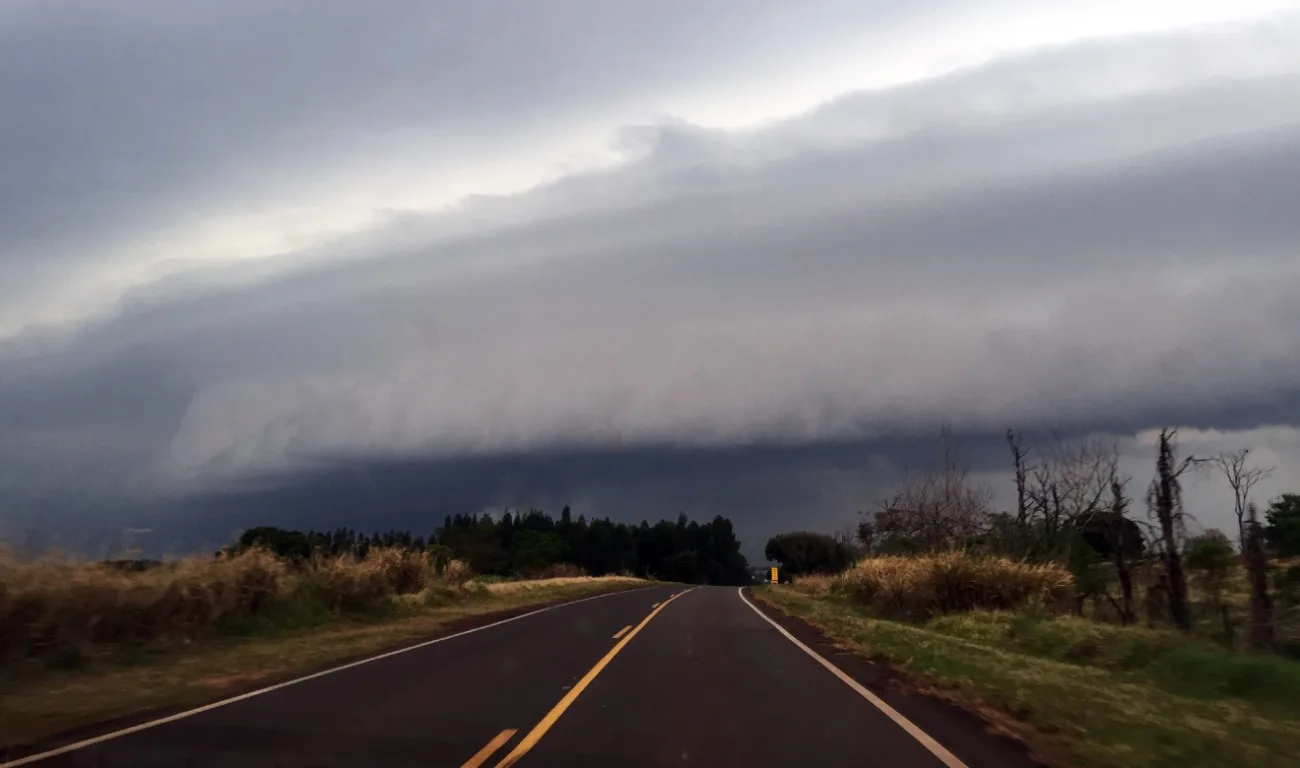 tempo escuro na estrada com vento