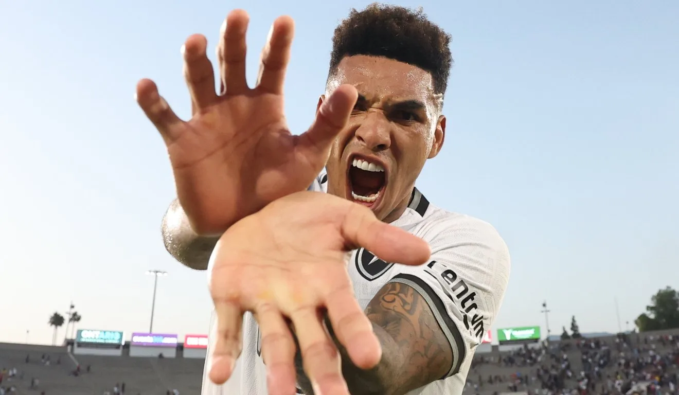 Igor Jesus foi o autor do gol da vitória do Botafogo sobre o PSG.