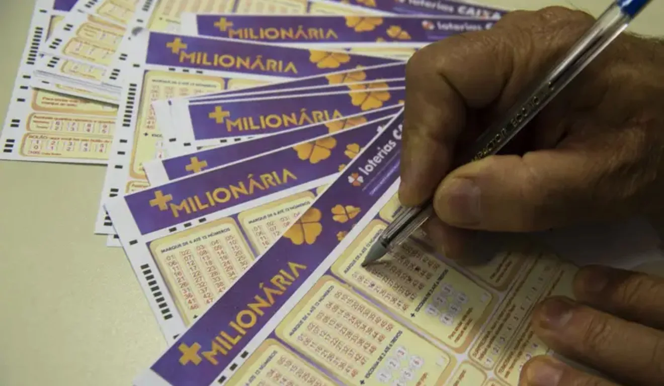Apostador marcando em bilhete da +Milionária