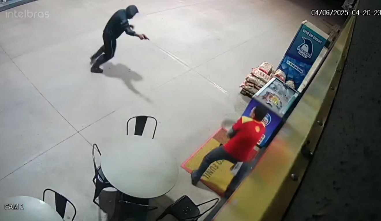 Homem atira no peito de atendente em assalto