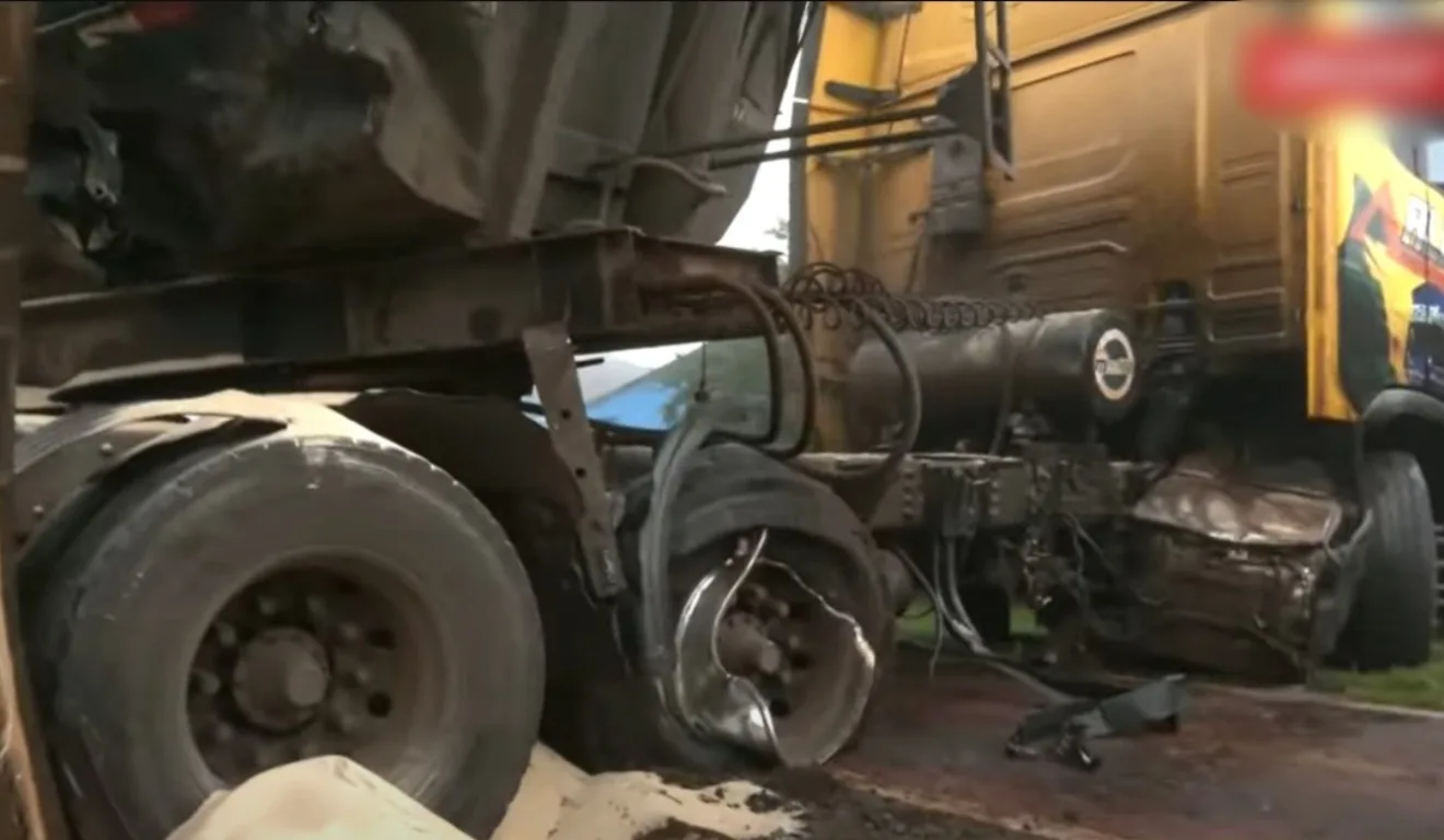 trem arrasta carreta carregada com areia em Rolândia