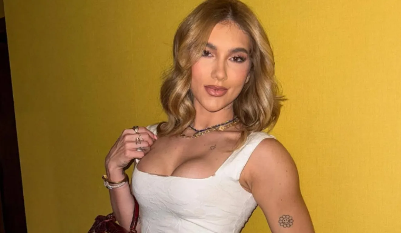 virginia com bola no braço de vestido branco