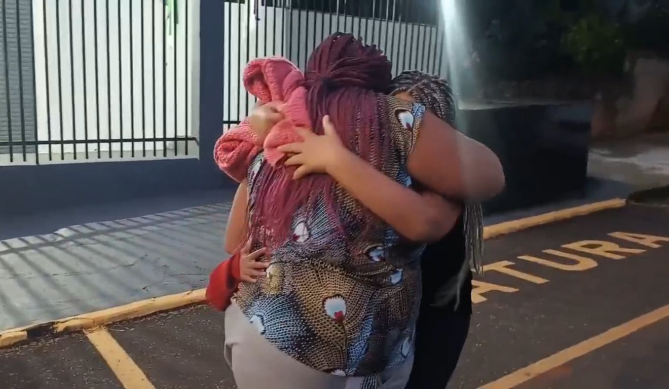 Irmãs sequestradas por vizinha em Londrina reencontram a mãe