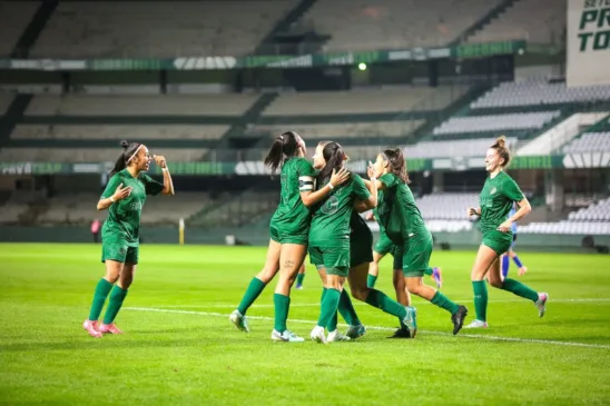 Jogadoras do Coritiba comemoram na vitória no Couto Pereira