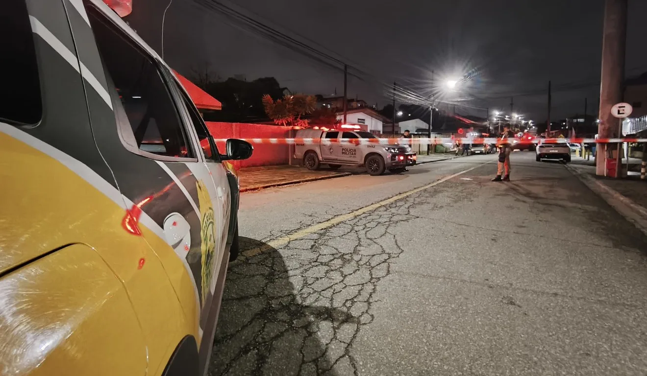 viatura da PM em frente a uma pensão em que dois suspeitos morreram em confronto, em Colombo