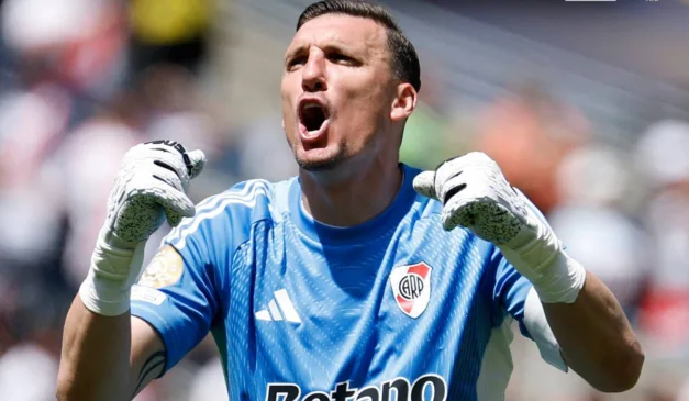 Goleiro Armani comemora gol na estreia com vitória do River Plate.
