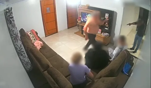 homem armado invade casa, ameaça família e rouba caminhonete em Céu Azul