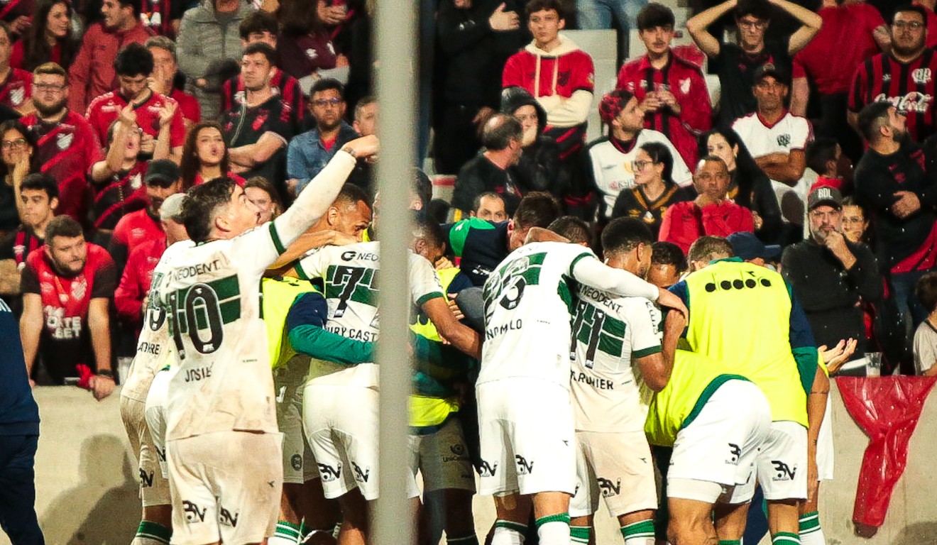 Jogadores do Coritiba comemoram o gol no Athletico