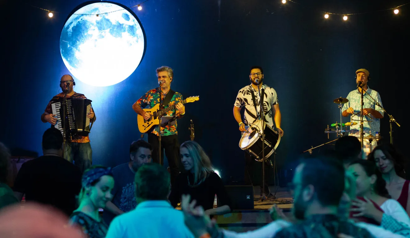 Imagem de um dos grupos de forró do evento.