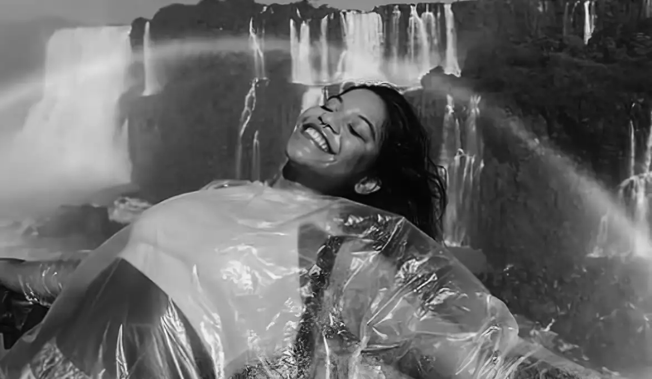 juliana marins rindo emfrente ao arco-íris